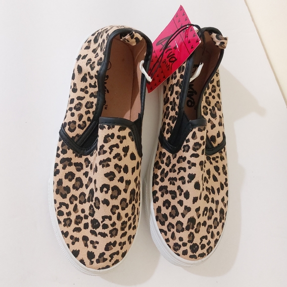 Aviva Girl Leopard Print Slip On Fashion Flat Sneakers Girls Big Kid NWT - Picture 2 of 11